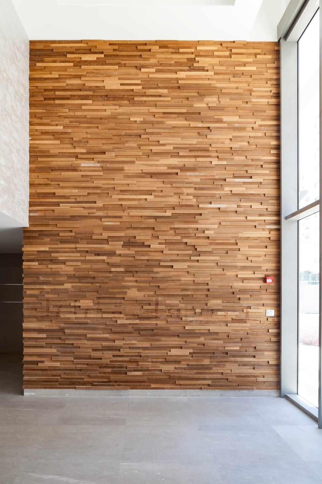 חיפוי קיר תלת מימד מעץ אלון מסעדה מרכז 